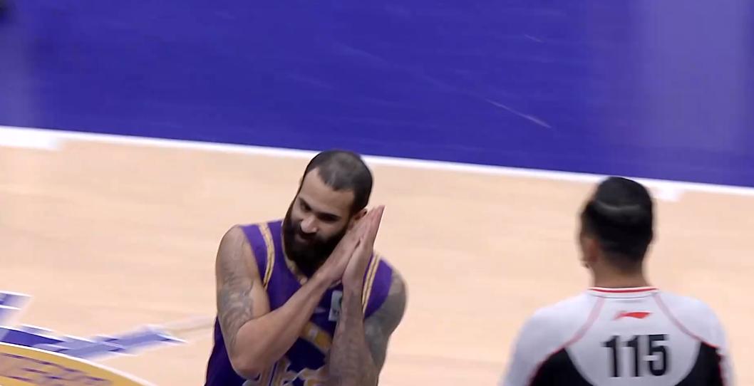 深度对话：黄伟如何在和平精英中塑造自己的游戏人生与梦想追求